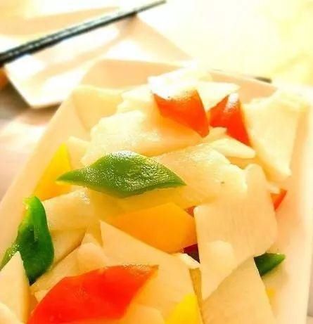 Stir-fried yam with colorful peppers and onions (山药的19种做法之彩椒洋葱炒山药)